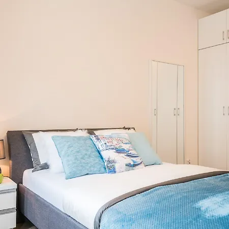 Daire Dabrowskiego By The Railway Station