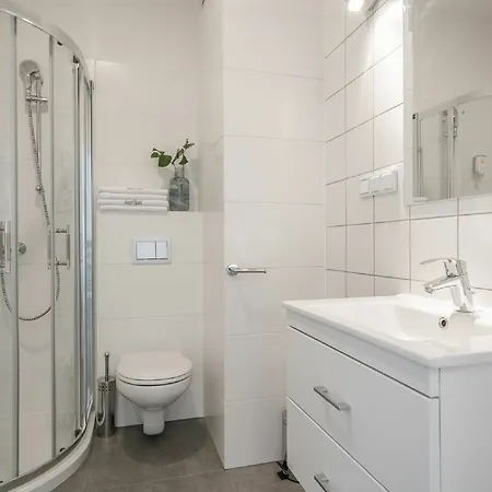 Dabrowskiego By The Railway Station Apartment